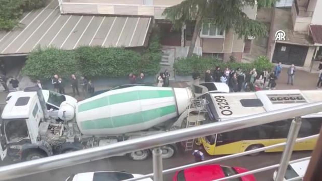 Kartal'da İETT otobüsü ile beton mikseri çarpıştı, trafik yoğunluğu oluştu
