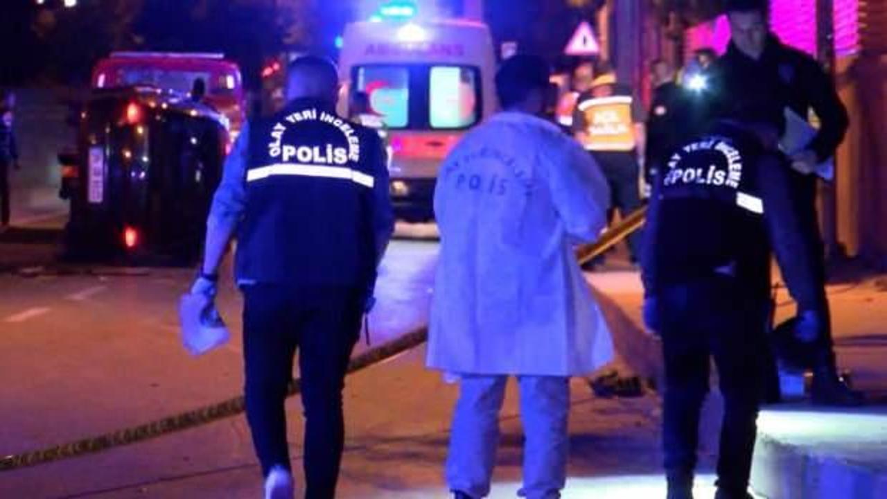 Kartal'da otomobil kaldırıma &ccedil;arpıp devrildi: 1 &ouml;l&uuml;