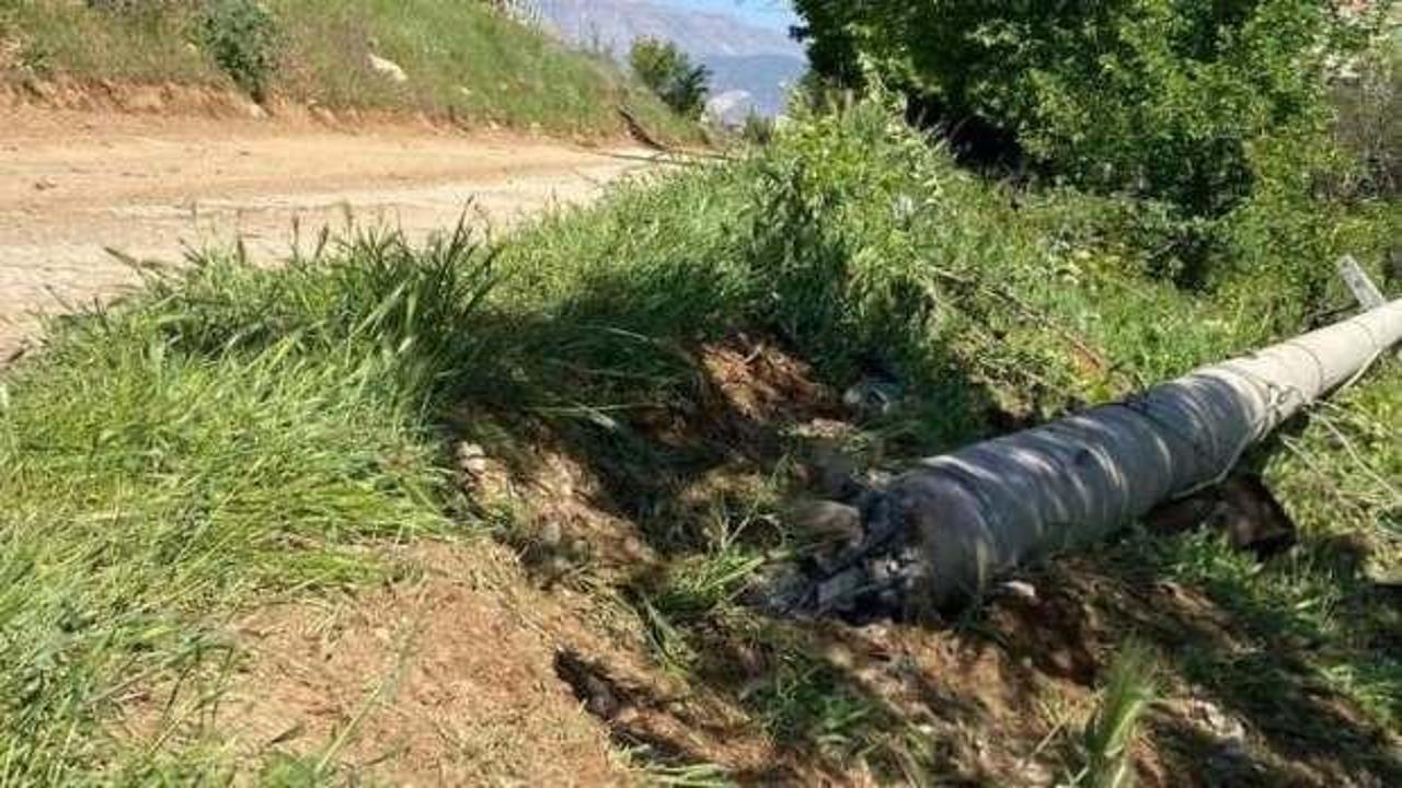 Otomobil elektrik direğine çarptı: 2 ölü,1 yaralı