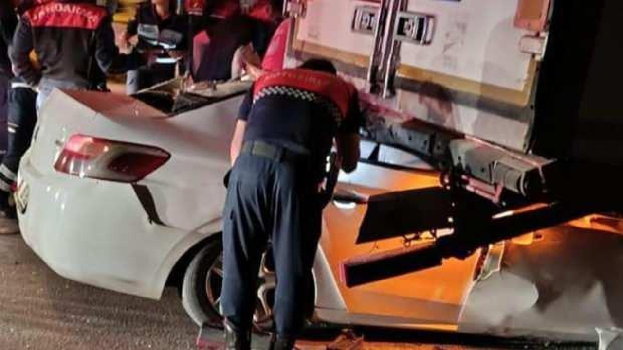 Feci kaza: Otomobil park halindeki tıra &ccedil;arptı: 2 &ouml;l&uuml;