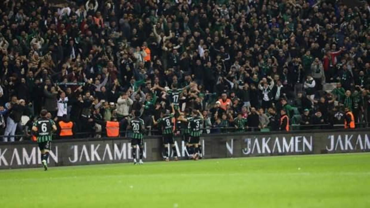 Şampiyonluğu garantileyen takımın taraftarı isyan etti! Yıldız futbolcu &ouml;z&uuml;r diledi