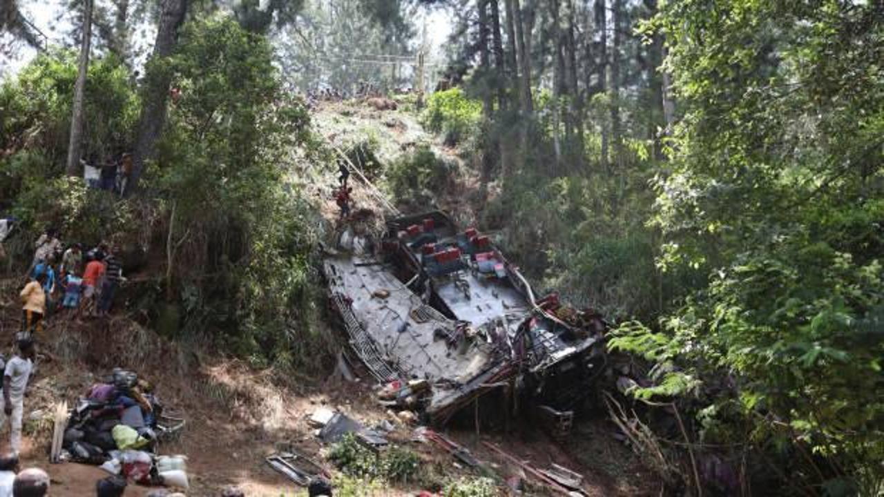 Sri Lanka'da feci kaza... Yolcu otob&uuml;s&uuml; u&ccedil;uruma yuvarlandı!