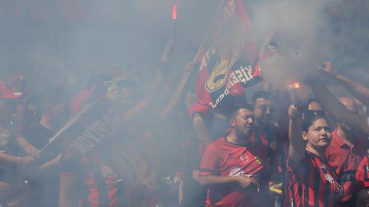 S&uuml;per Lig efsanesi amat&ouml;rde şampiyon oldu: Şehirde g&ouml;z g&ouml;z&uuml; g&ouml;rmedi