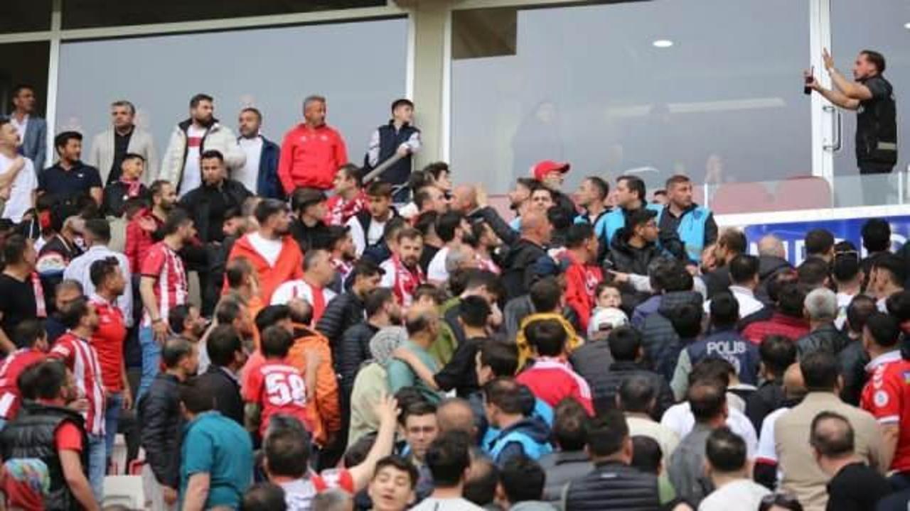 Taraftar isyan etti! Sivassporlu oyuncu taraftarla tartıştı