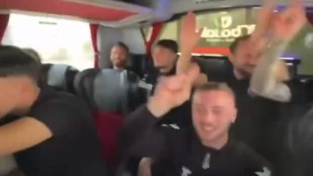 Video ortaya &ccedil;ıktı: Efsane ekibin futbolcuları rakip takıma k&uuml;frediyor