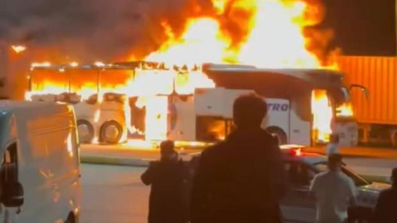 Yolcu otob&uuml;s&uuml; alev alev yandı