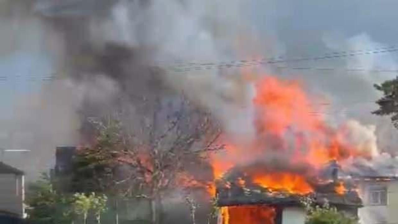 Bolu'da iki ev ve bir depo alev alev yandı