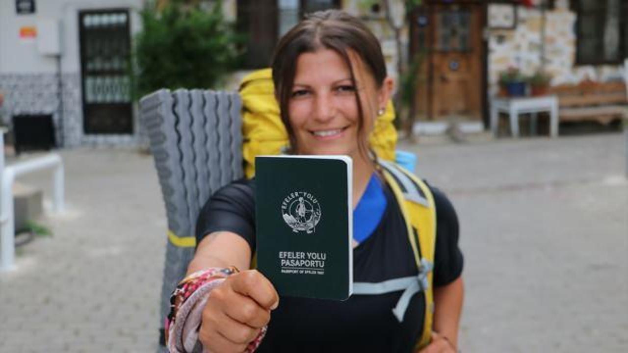 Efeler Yolu'nu tamamlayan ilk Türk kadın pasaportuna "altın mührü" işletti