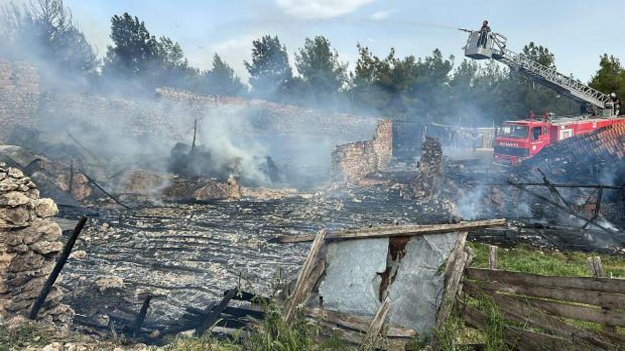 Ahırda çıkan yangın nedeniyle 54 kuzu telef oldu
