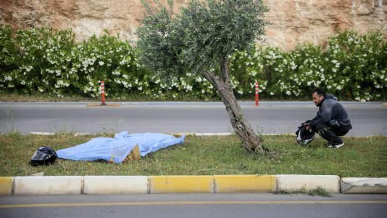 Antalya'da feci kaza! &Ouml;len arkadaşının cansız bedeninin başından ayrılmadı