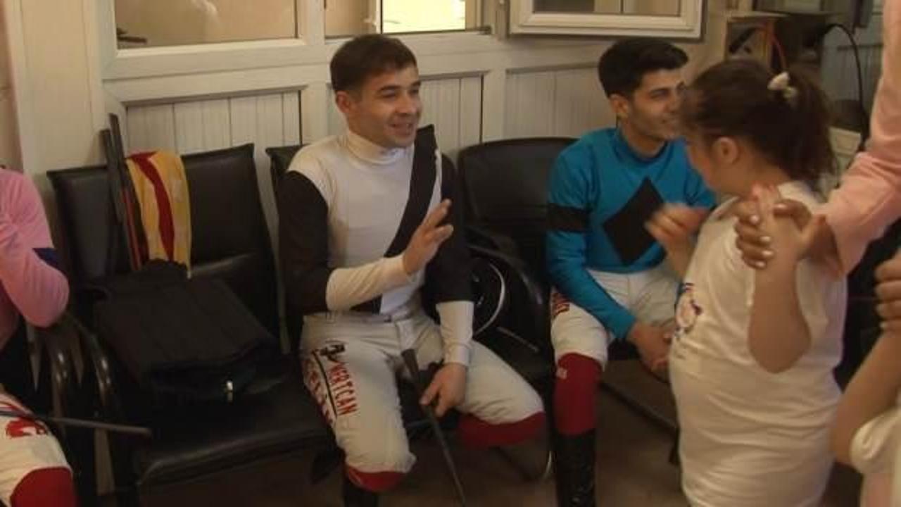 Attan d&uuml;ş&uuml;p beyin kanaması ge&ccedil;iren jokey yaşam savaşı veriyor