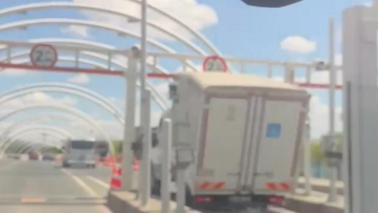 Avrasya Tüneli'nde yükseklik sınırını aşan kamyonet uyarı levhasına çarptı