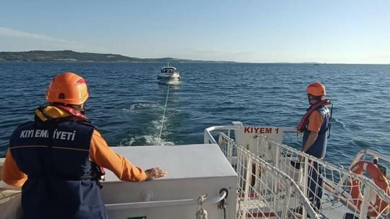 Çanakkale Boğazı'nda sürüklenen tekne kurtarıldı