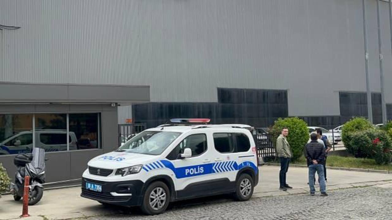 Fabrikada feci &ouml;l&uuml;m! Vincin indirdiği makinenin altında kaldı!