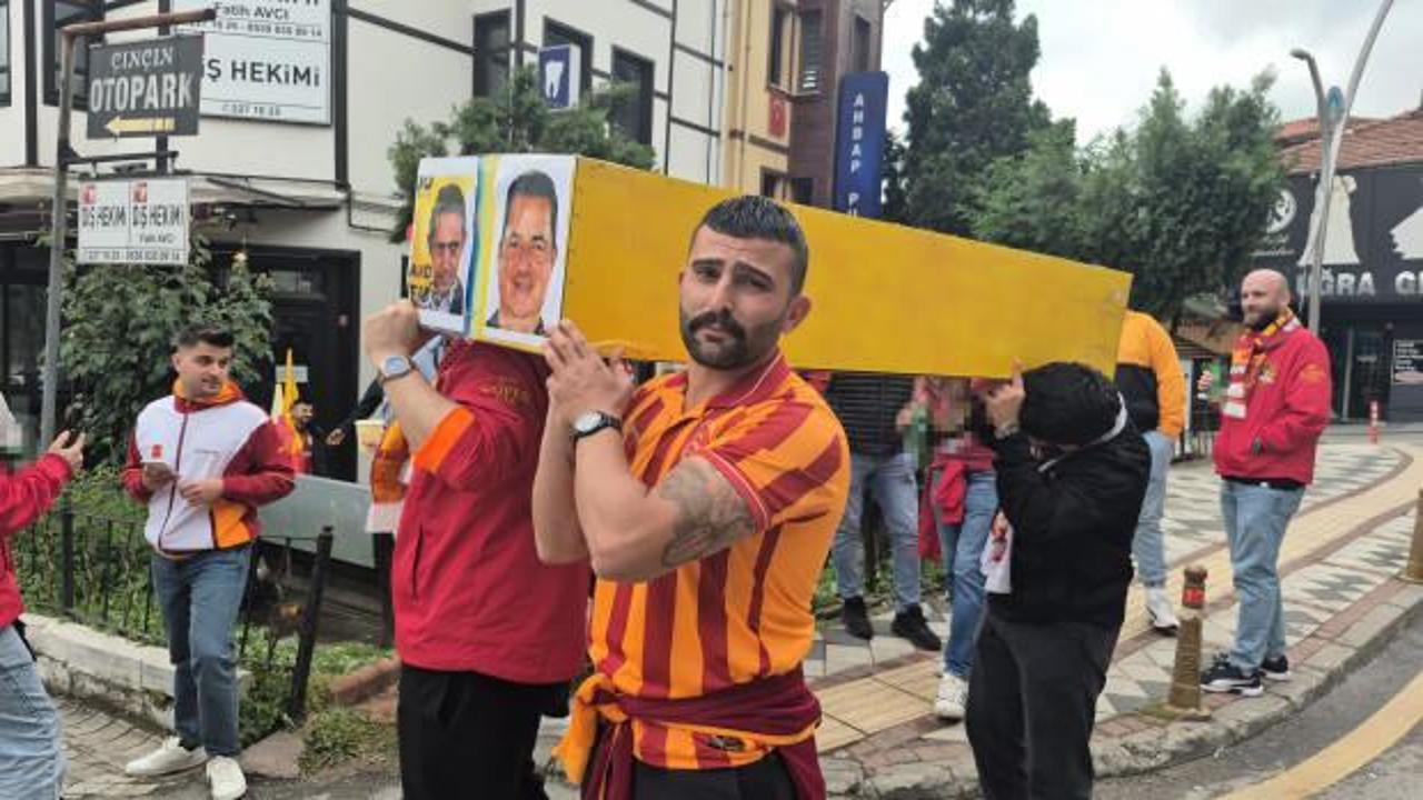 Galatasaray taraftarı Acun Ilıcalı ve Ali Koç’un tabutunu taşıdı: 'Cenazemiz var'