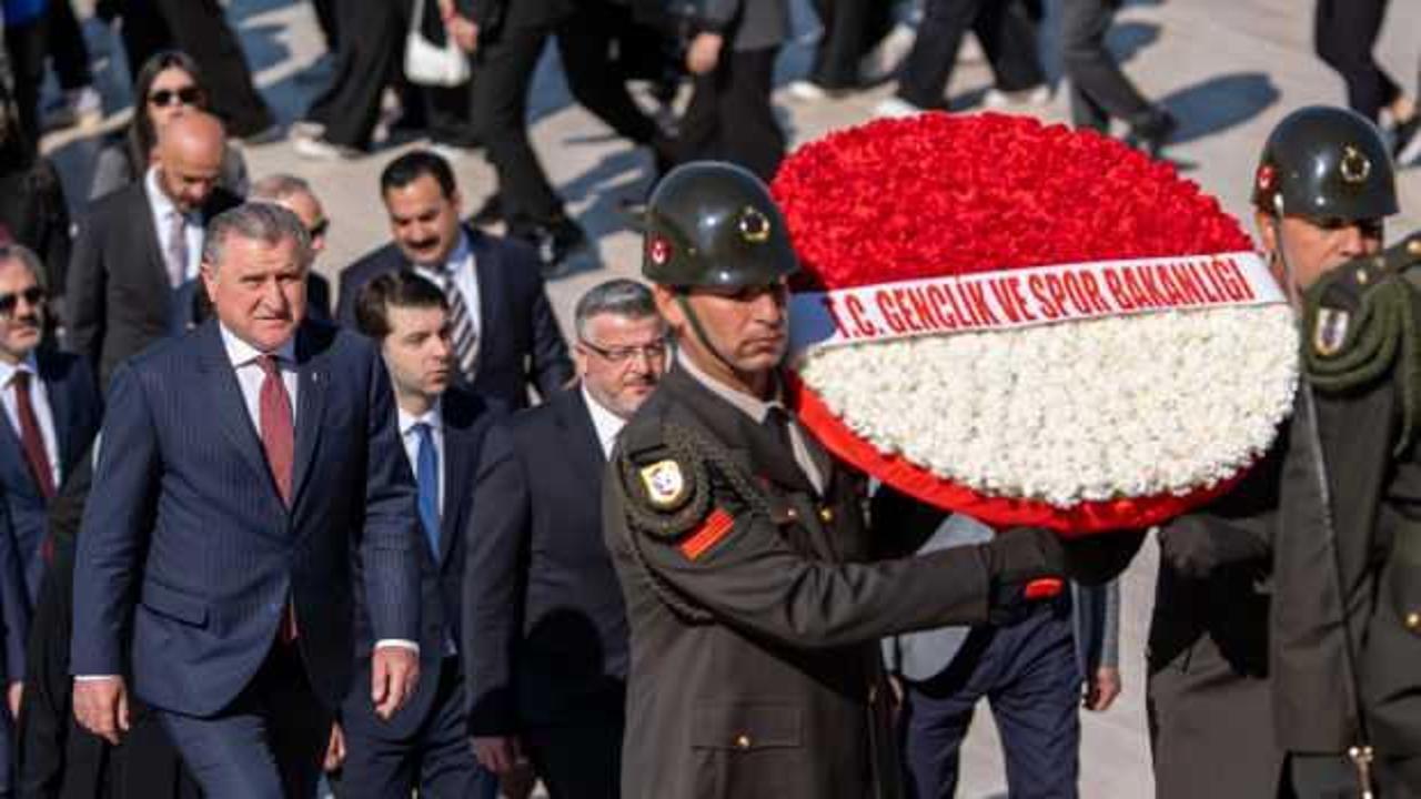 Gençlik ve Spor Bakanı Bak ile beraberindeki heyet, Anıtkabir'i ziyaret etti