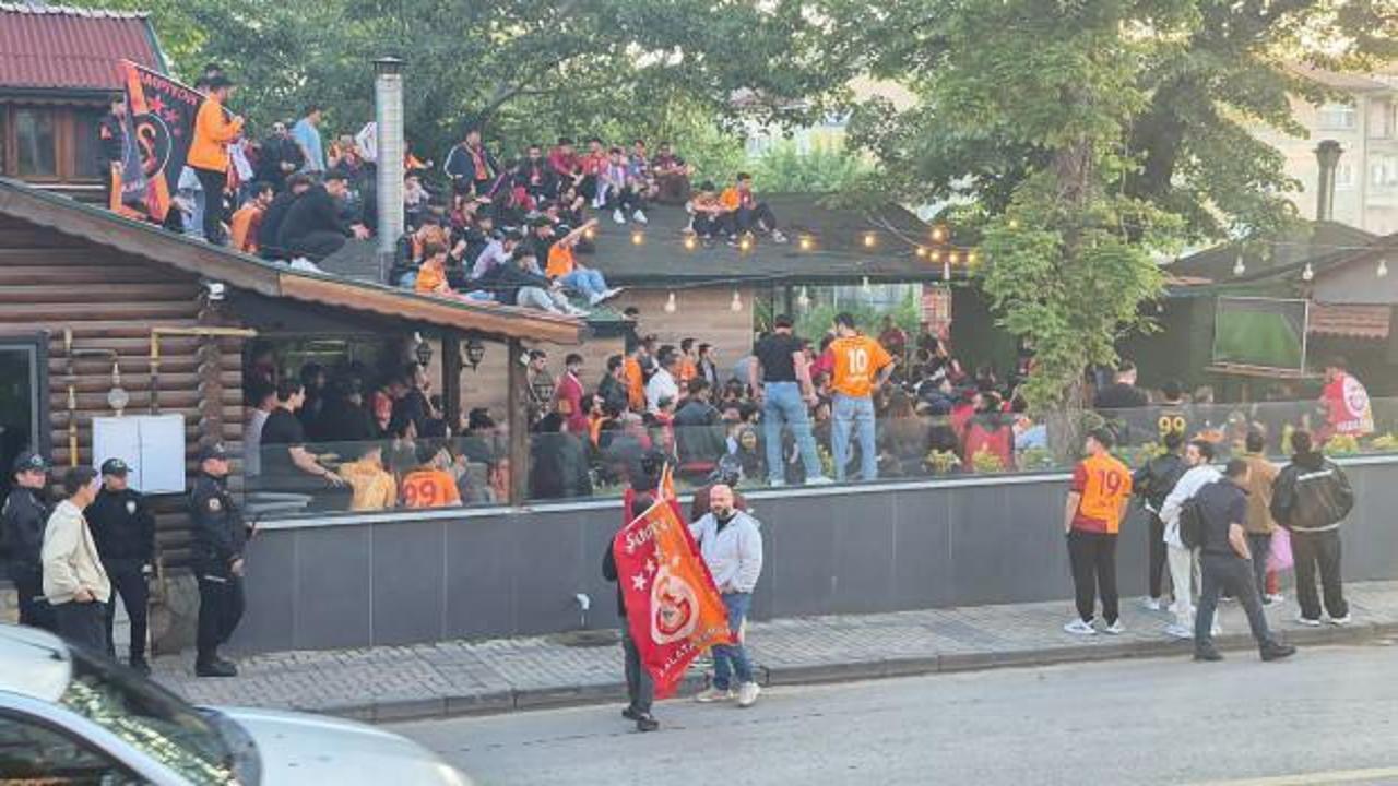 Kafede yer kalmadı, taraftar &ccedil;atıya &ccedil;ıktı: Bartın'da ilgin&ccedil; g&ouml;r&uuml;nt&uuml;ler