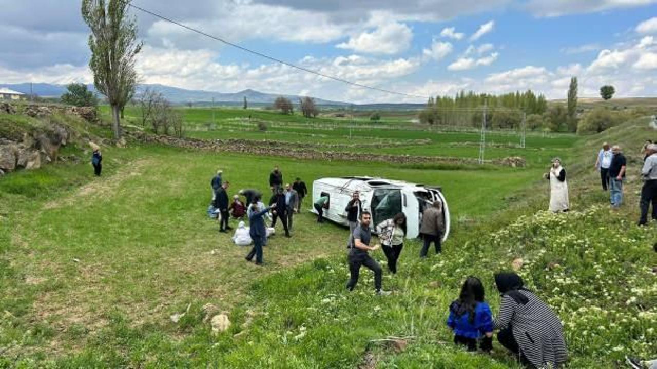 Kayseri'de &ouml;ğrenci servisi devrildi: &Ccedil;ok sayıda yaralı var! 