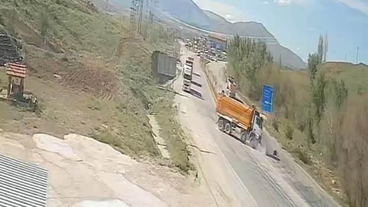 Malatya'da motosikletle kamyon &ccedil;arpıştı