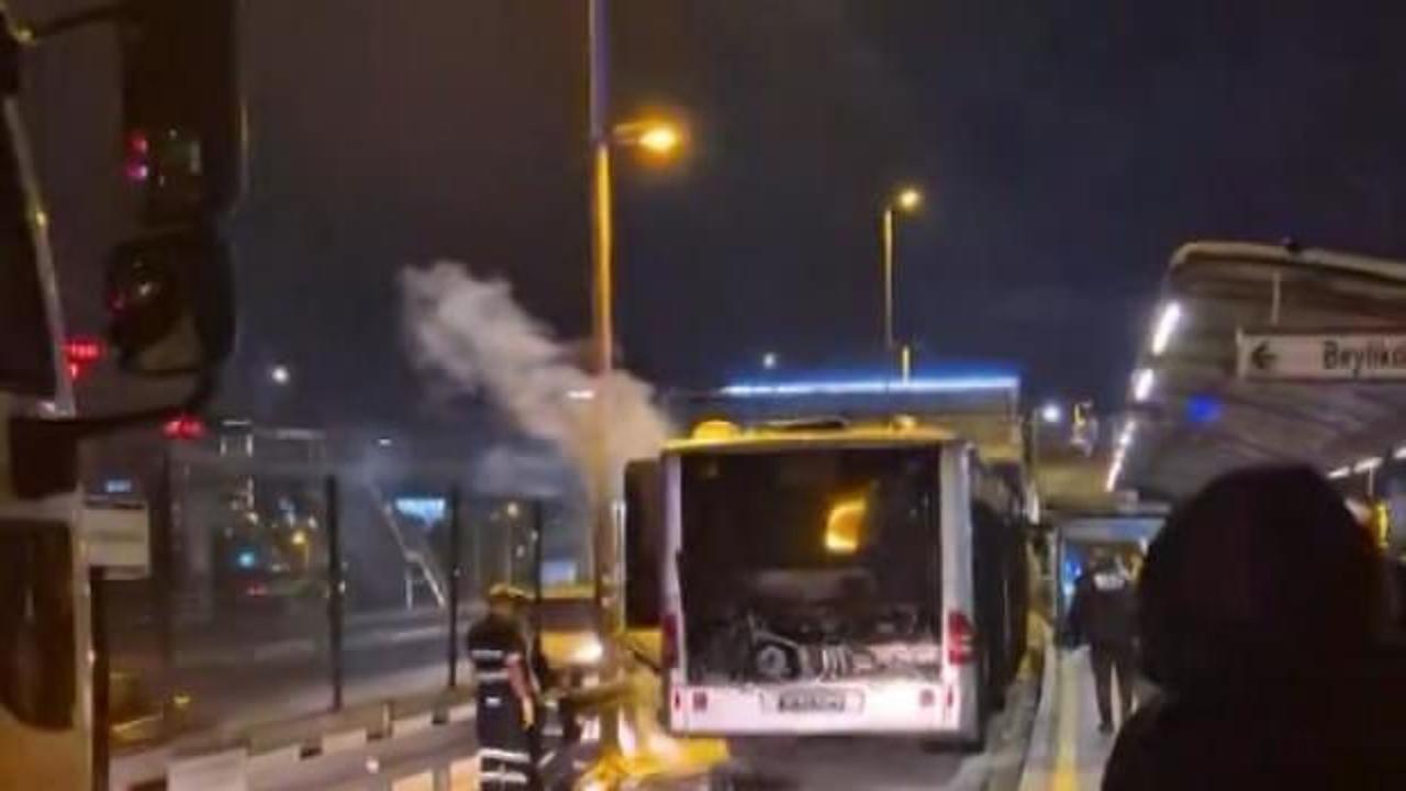 Metrobüsün motor bölümü yandı, seferler kısa süre durduruldu