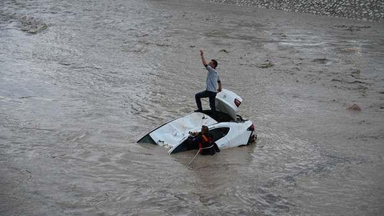 Sağanak nedeniyle B&uuml;lb&uuml;l Deresi taştı! 7 otomobil dere yatağına s&uuml;r&uuml;klendi
