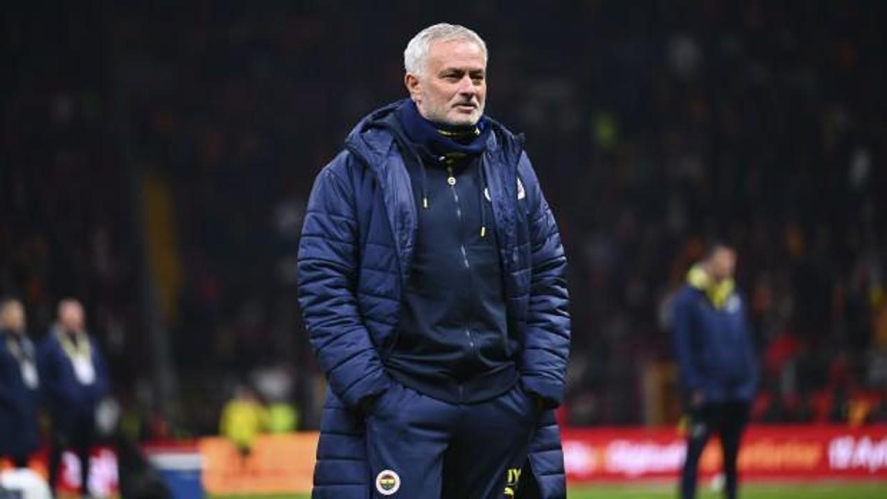 Şampiyonluk maçı öncesi flaş olay! Galatasaray tribünlerinde Mourinho pankartı