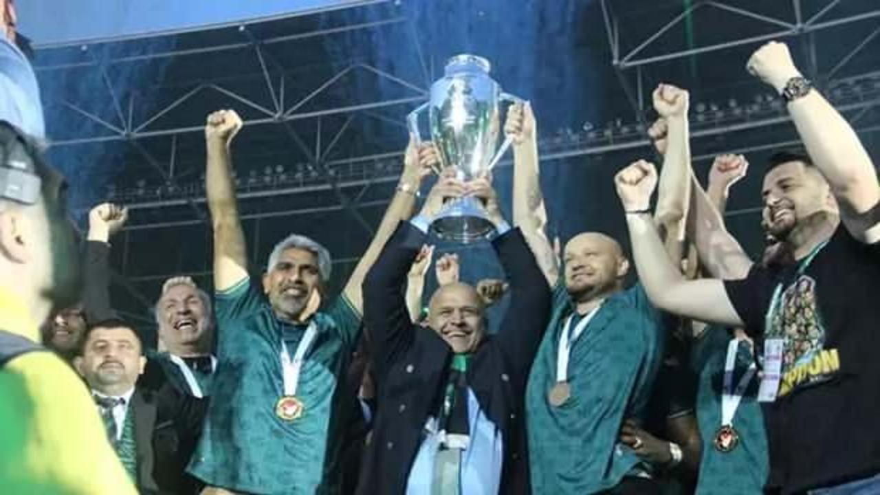 Takımdan ayrılacağını a&ccedil;ıklamıştı, resmileşti! Şampiyon hoca veda etti