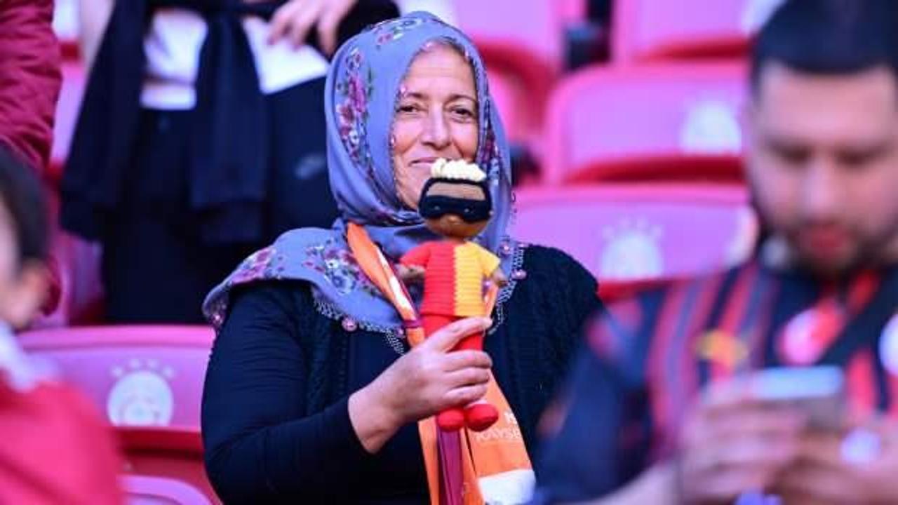 Victor Osimhen için maskeli bebek ören Neslihan teyze tribünde