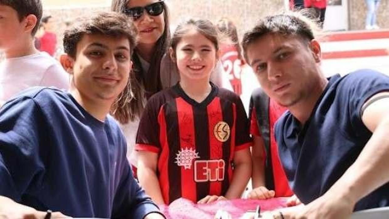 3. Lig'e çıkan Süper Lig efsanesinin oyuncuları öğrencilerle buluştu