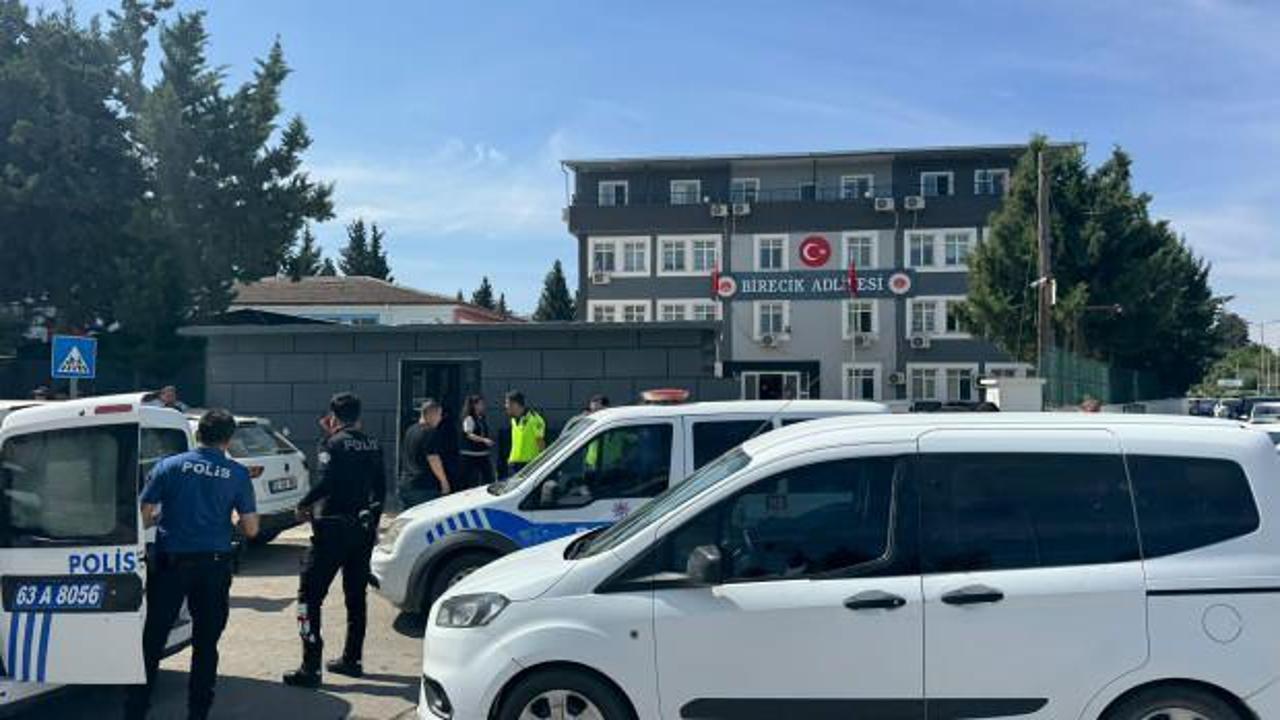 Adliye &ouml;n&uuml;nde birbirlerine girdiler! Yaralılar var!