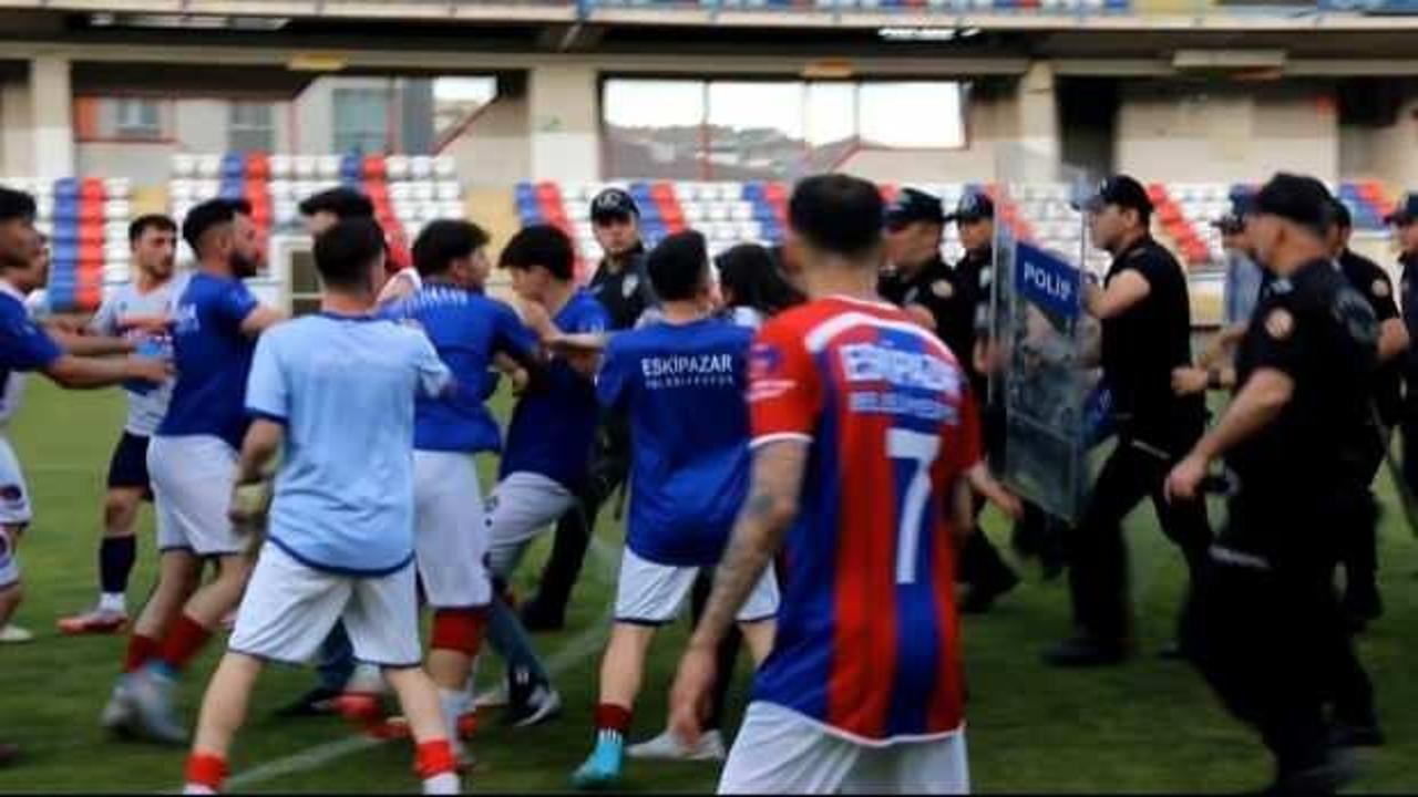 Amatörde maç bitti, yumruklar konuştu: Polis sahaya girdi