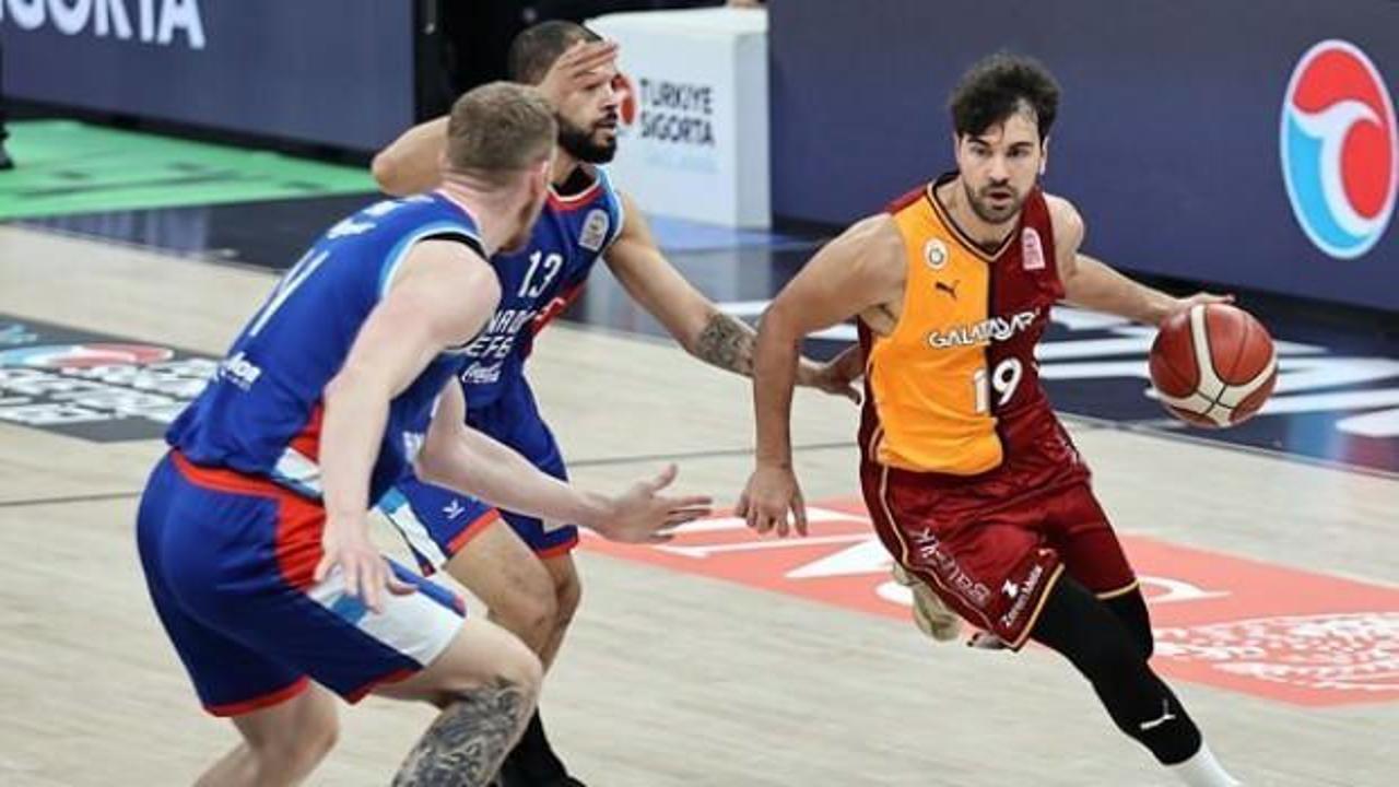 Anadolu Efes, Galatasaray'ı farklı mağlup etti
