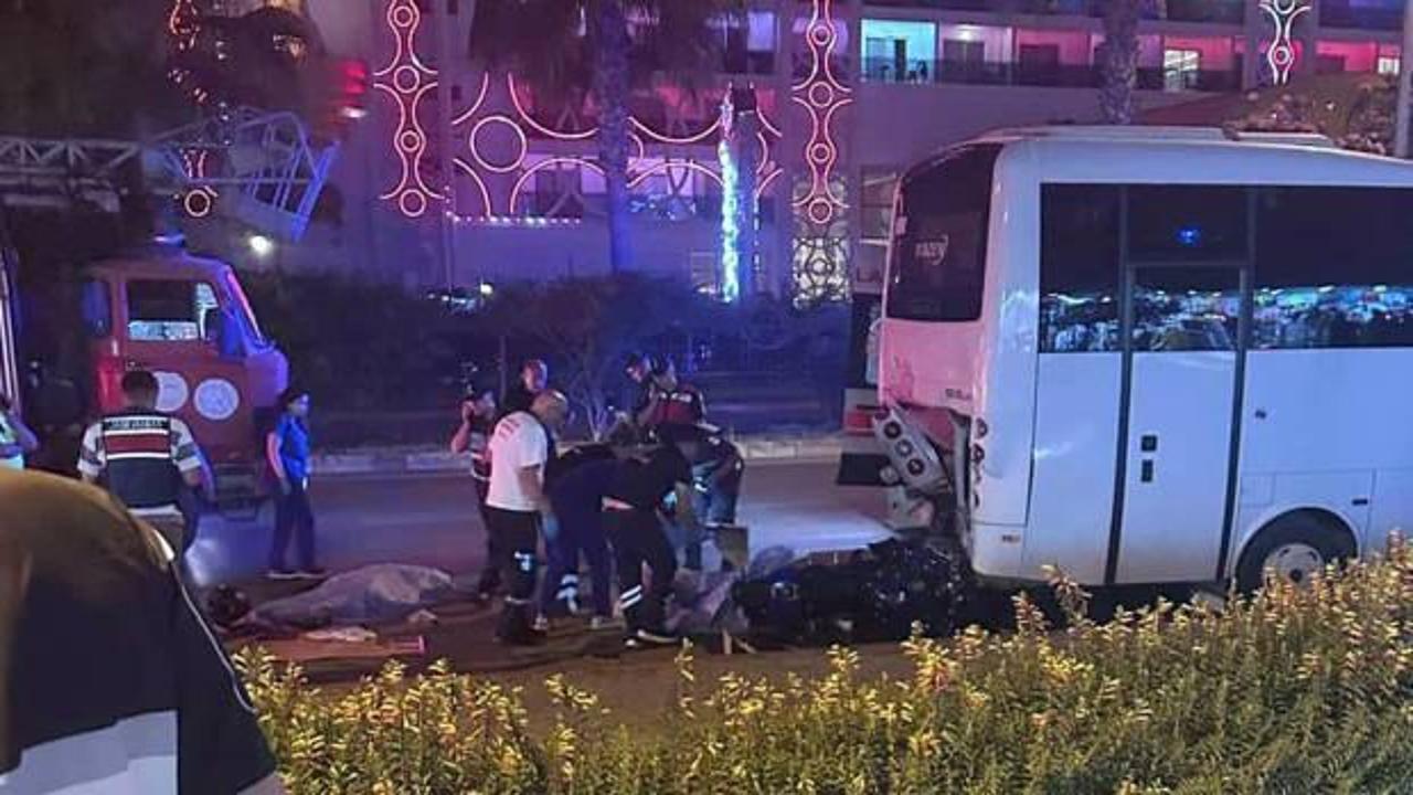 Antalya&rsquo;da motosiklet, midib&uuml;se &ccedil;arptı! 2 kişi &ouml;ld&uuml;