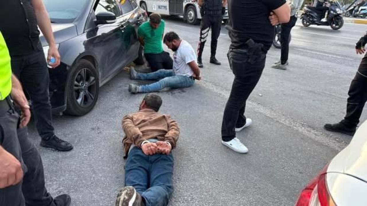 Durdurulan araçtaki şahıslar polise saldırdı