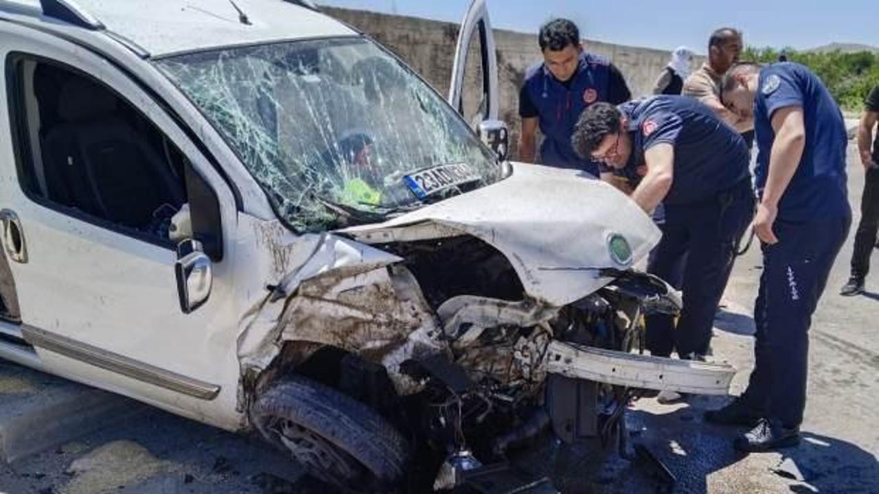 Duvara çarpan hafif ticari aracın sürücüsü öldü