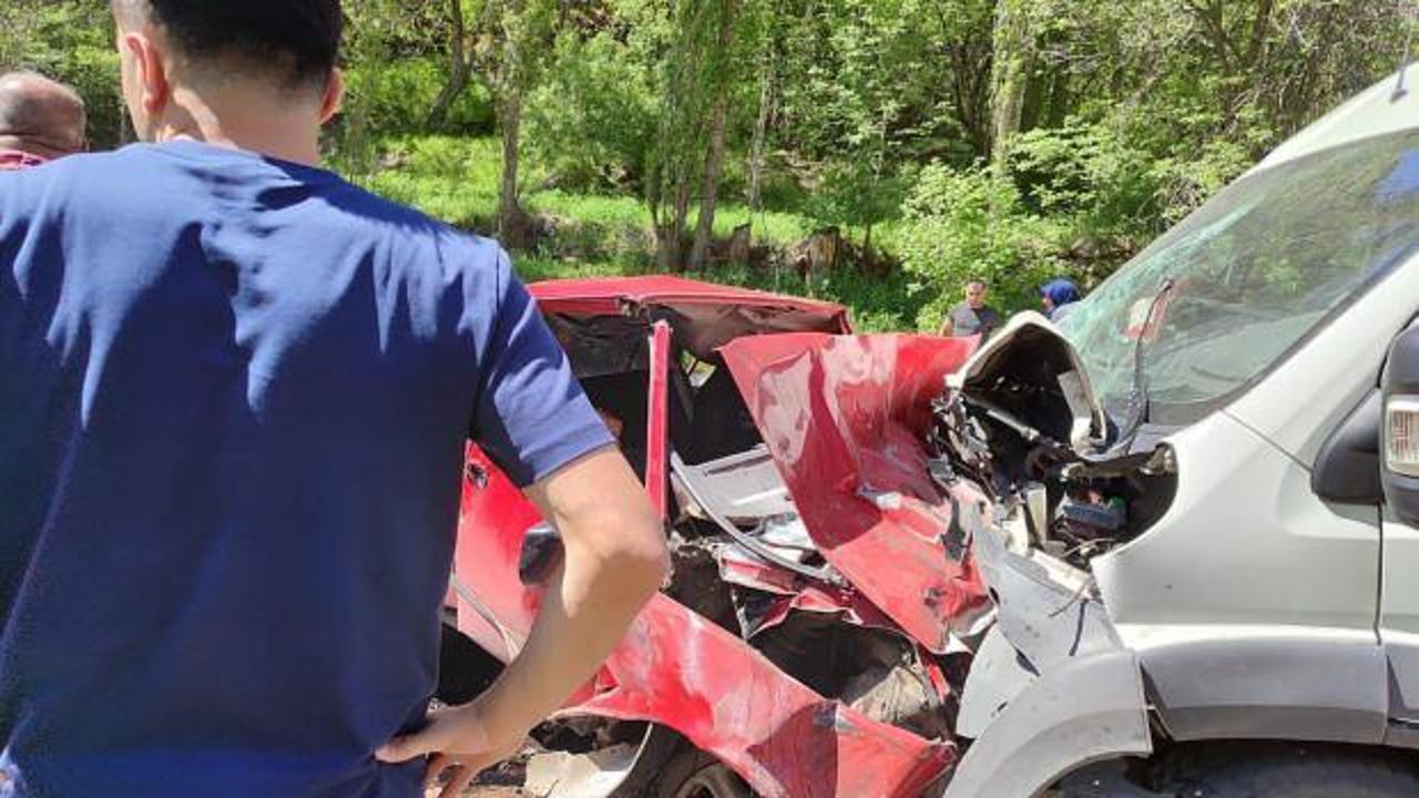 Erzurum'da feci kaza: Araç hurdaya döndü! Ölü ve yaralı var
