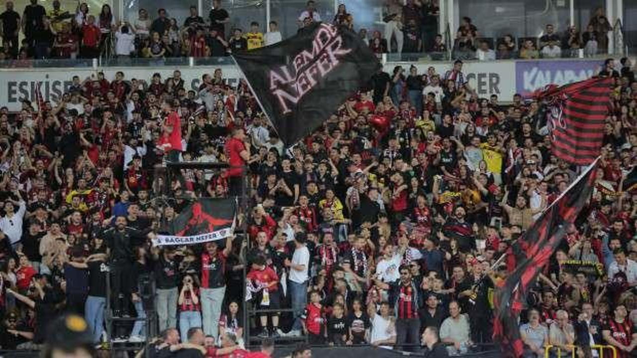 Eskişehirispor şampiyonluğu binlerce taraftarla kutladı