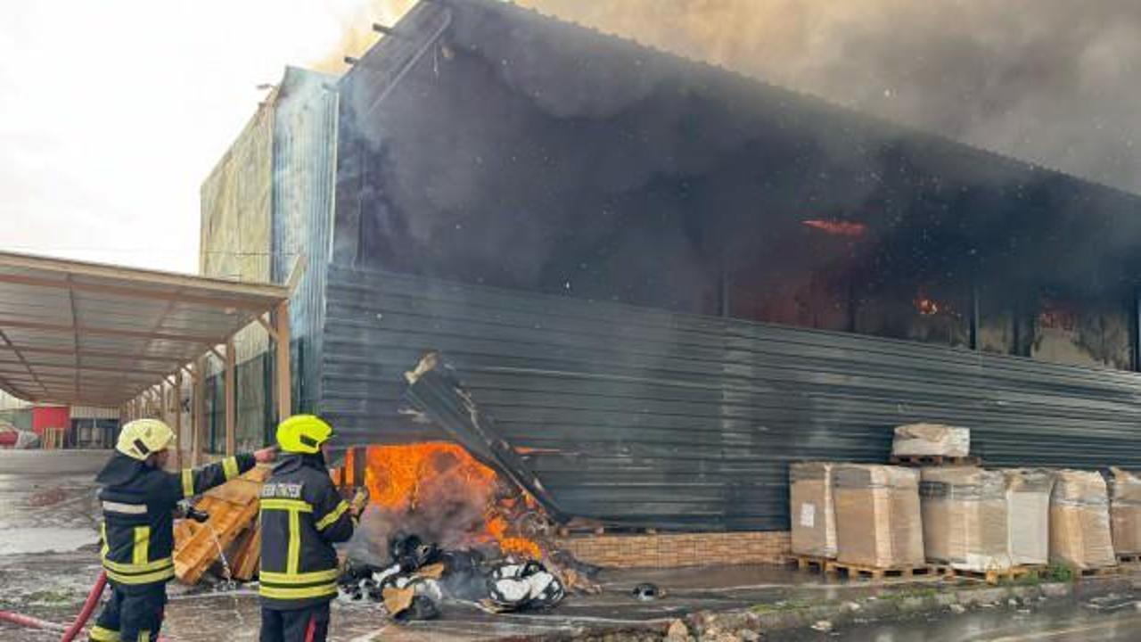 Fabrikada b&uuml;y&uuml;k yangın! M&uuml;dahale devam ediyor