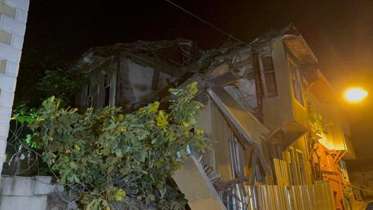 Fatih'te 2 katlı metruk bina &ccedil;&ouml;kt&uuml;! Ekipler b&ouml;lgede