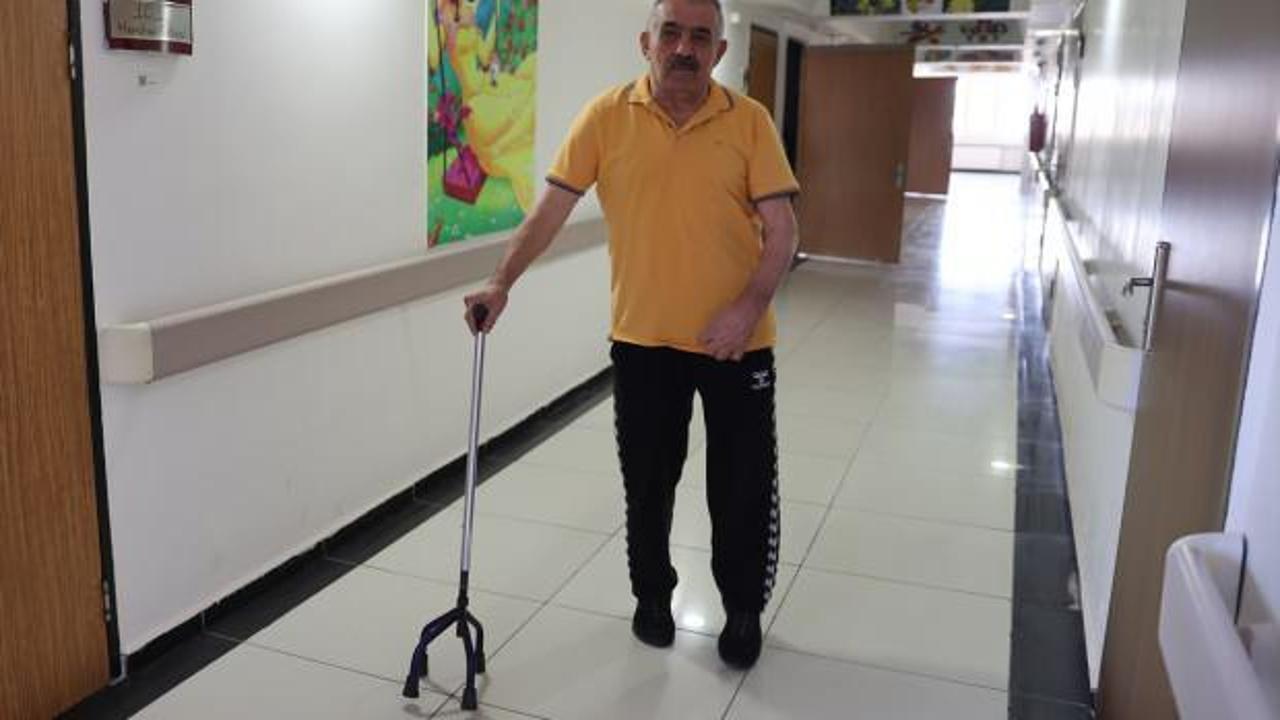 Felçli hasta sedyeyle geldiği hastaneden yürüyerek çıktı