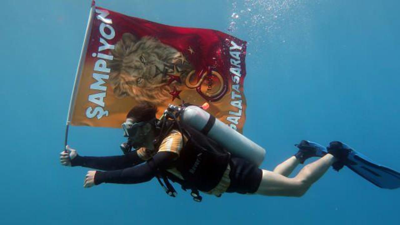 Galatasaray'ın şampiyonluğunu denizin dibinde kutladılar