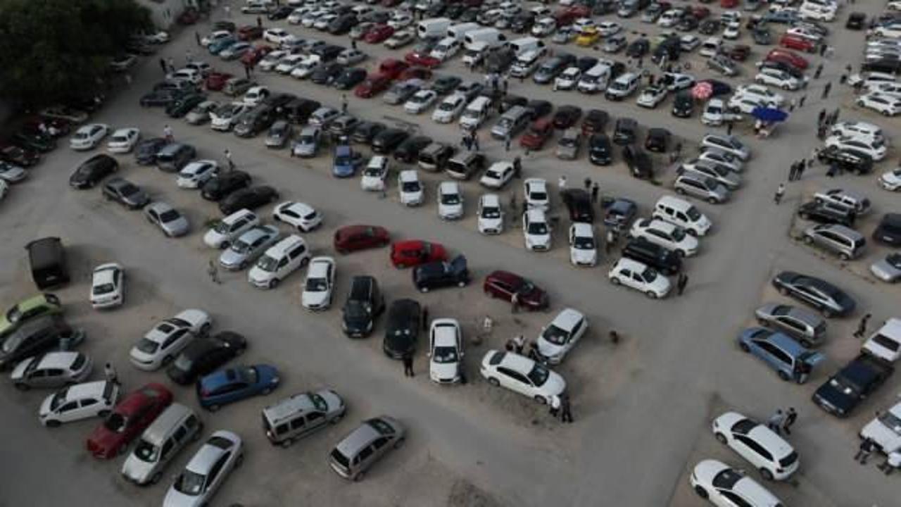 İkinci el oto pazarında bayram havası