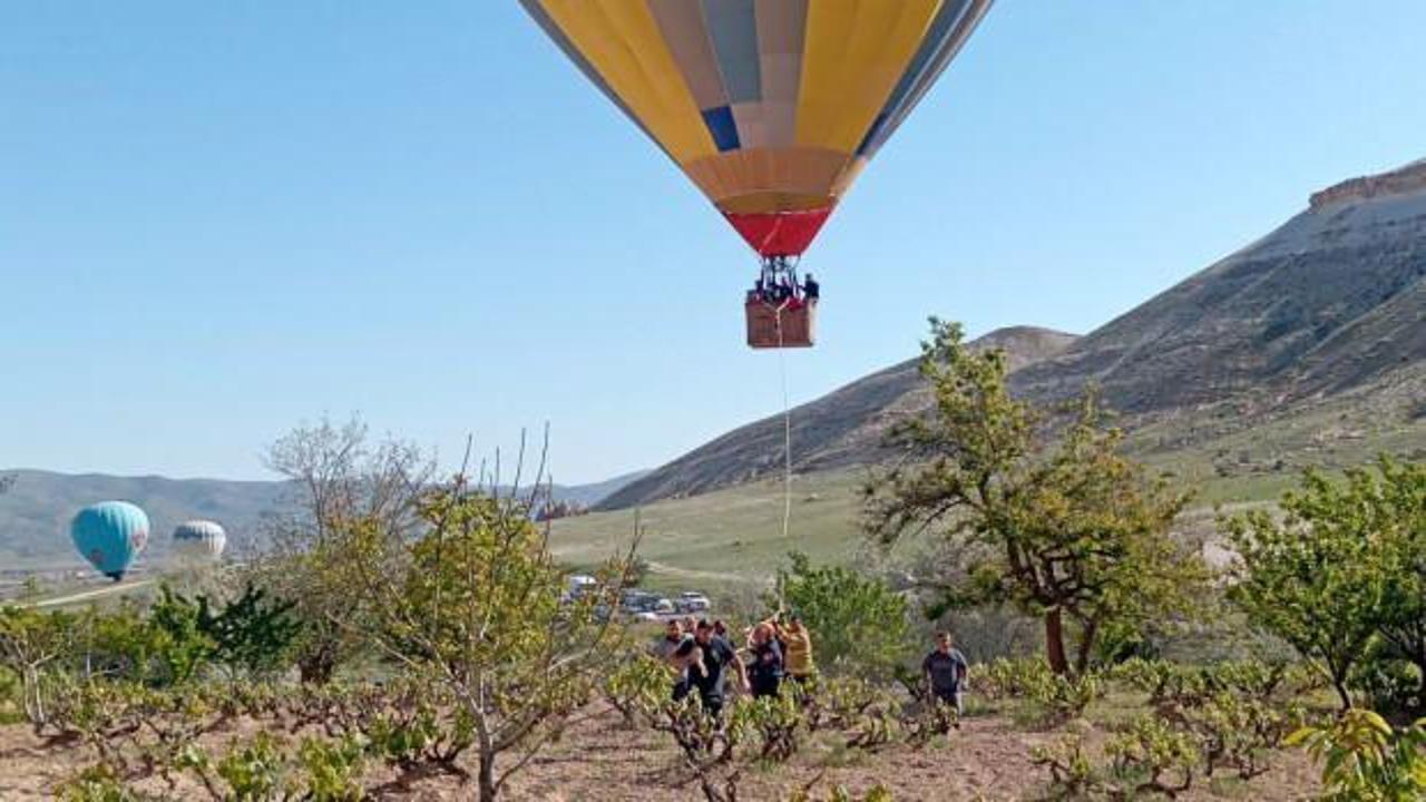 Kapadokya'da hareketli anlar: Sıcak hava balonu, zorunlu iniş yaptı