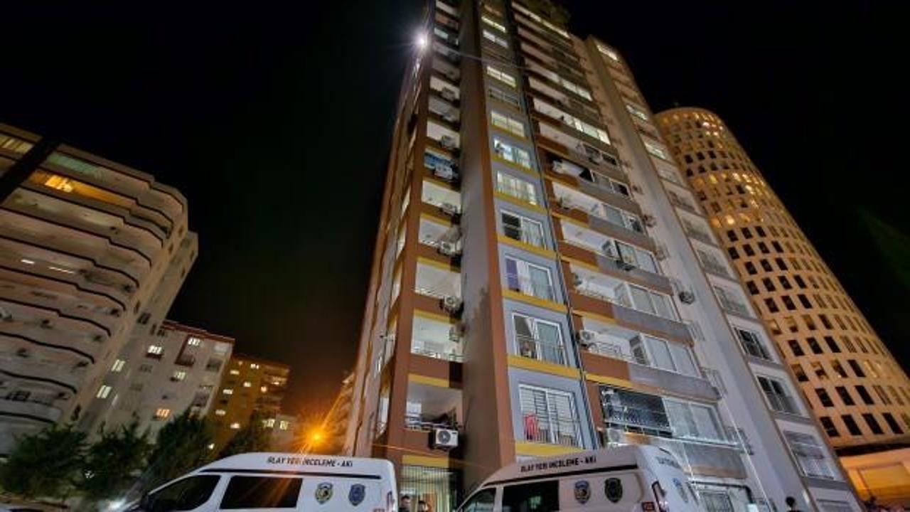 Kız arkadaşını &ouml;ld&uuml;r&uuml;p yaşamına son verdi