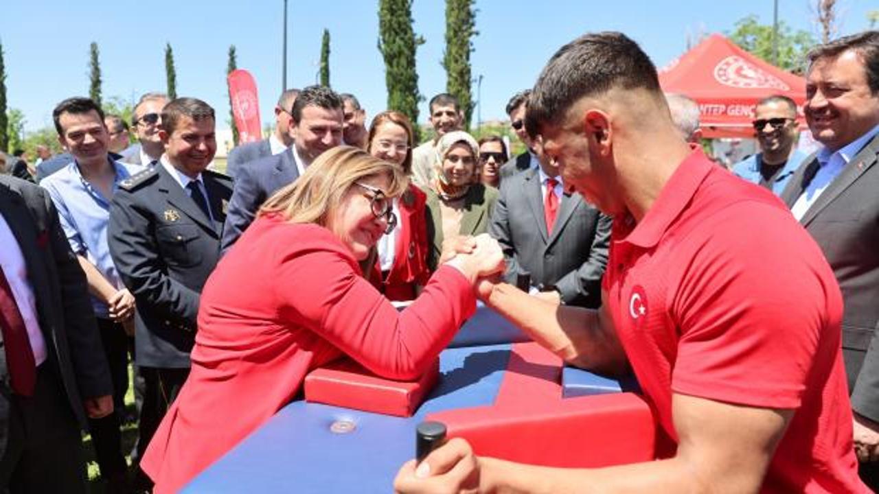 Başkan Fatma Şahin bilek güreşi yaptı... 19 Mayıs etkinliğinde renkli görüntüler