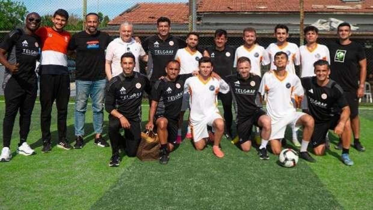 Öğrencilerin büyük şaşkınlığı! Sahaya çıkınca ünlü ismi karşılarında gördüler...