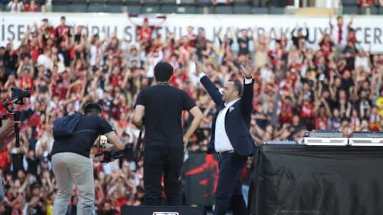S&uuml;per Lig efsanesi 17 yıl sonra şampiyon oldu! Kutlamalarda korku dolu anlar
