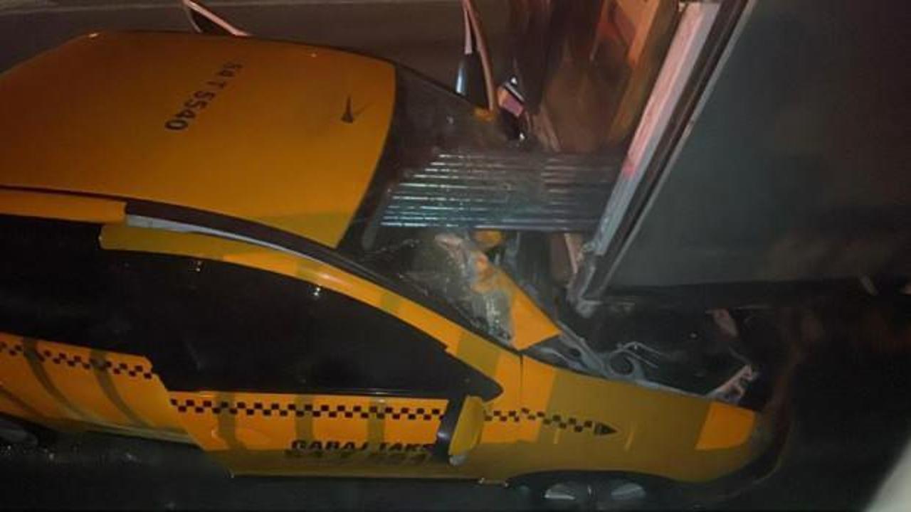 Ticari taksi, kamyonete ok gibi saplandı: 1 &ouml;l&uuml;, 1 yaralı
