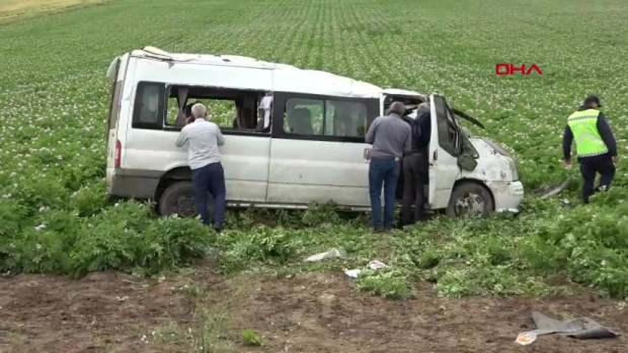 Amasya&rsquo;da yolcu minib&uuml;s&uuml; takla attı: &Ouml;l&uuml; ve yaralılar var!