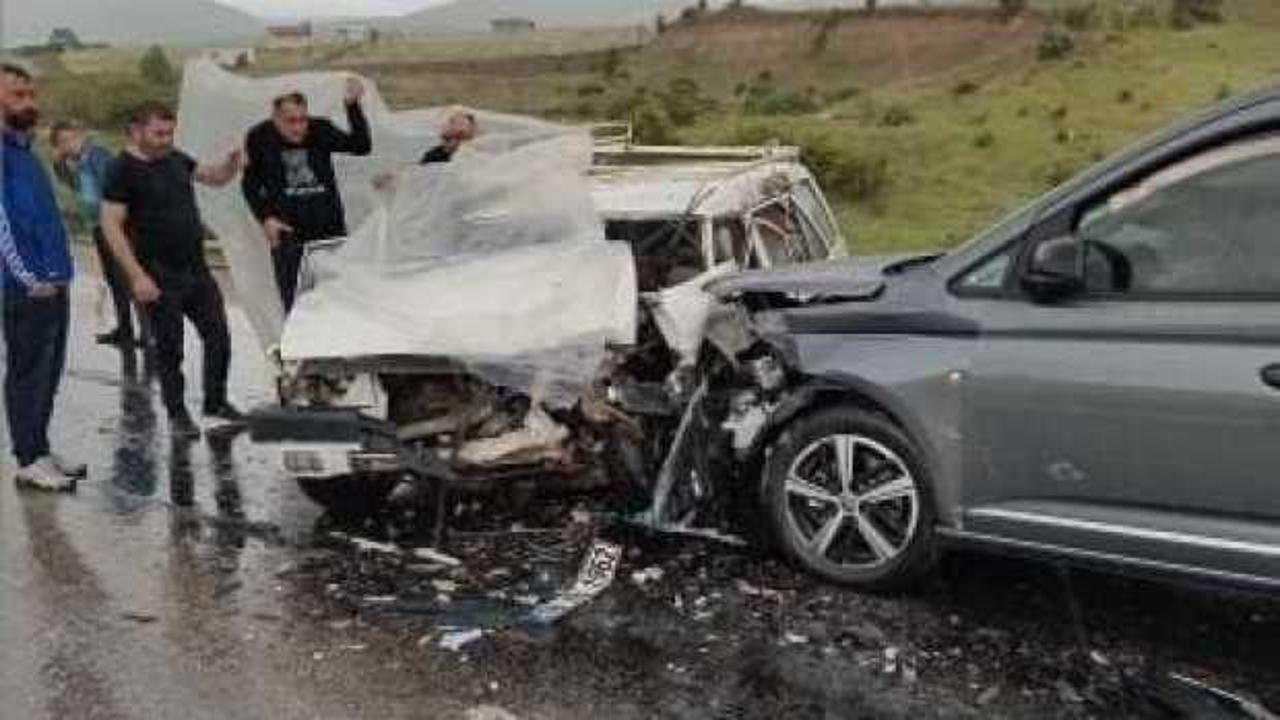 Ankara’da feci kaza! İki araç kafa kafaya çarpıştı